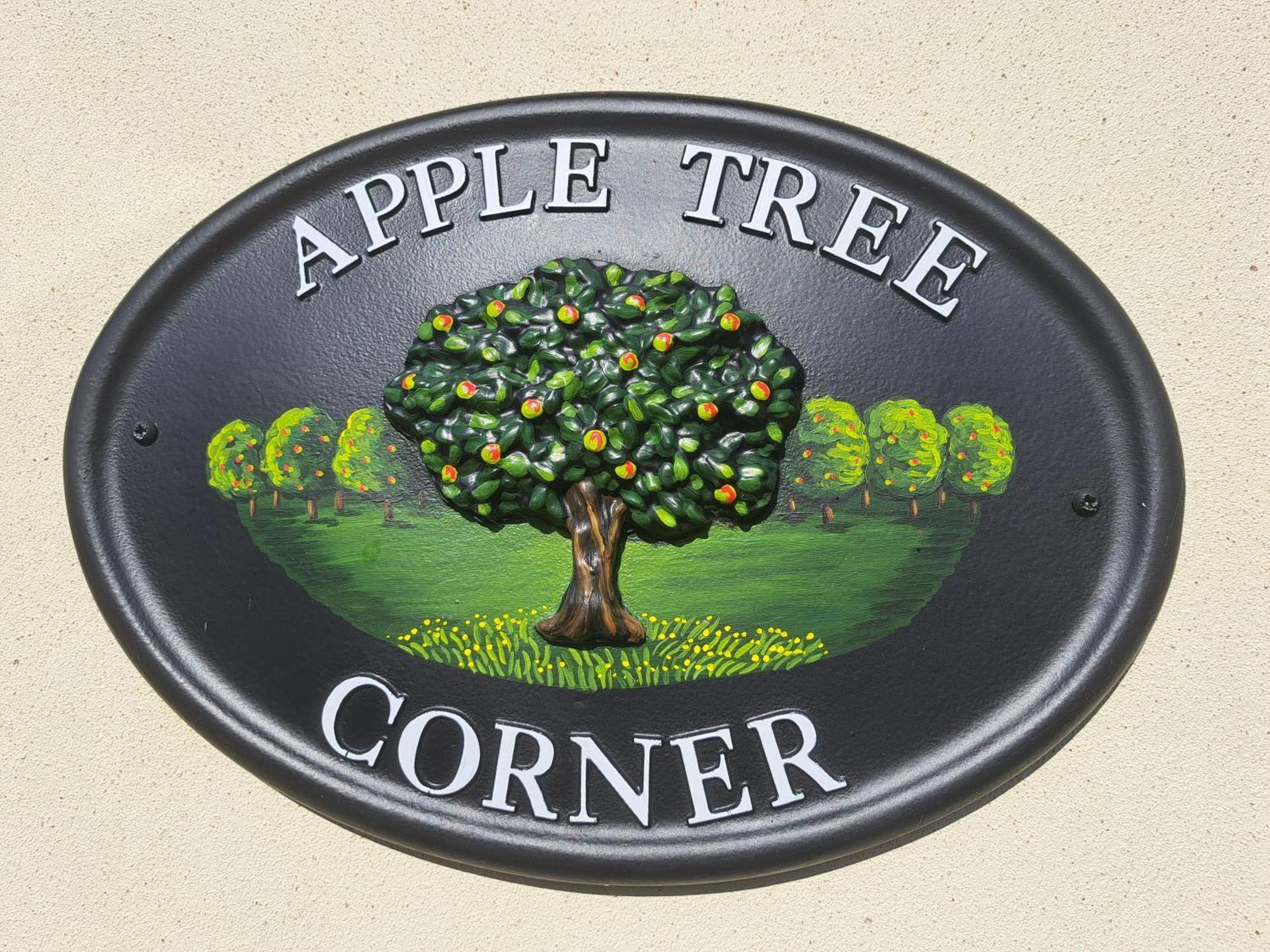 Apple Tree Corner Apartment Yate Bagian luar foto